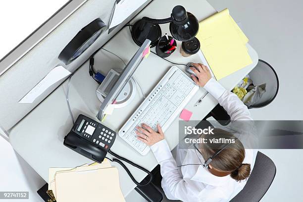 オーバヘッドの女性のオフィスデスクで - 俯瞰のストックフォトや画像を多数ご用意 - 俯瞰, カスタマーサービス担当者, コンピュータキーボード