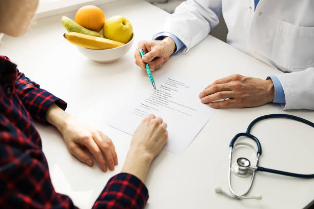 dietitian consultation - practitioner and patient discussing diet plan - health plan imagens e fotografias de stock