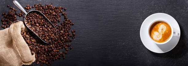 tazza di caffè e chicchi di caffè in un sacco, vista dall'alto - fresh coffee foto e immagini stock