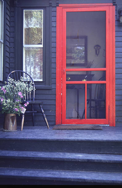 red door - screen door door porch house foto e immagini stock