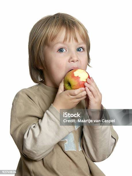 Photo libre de droit de Garçon Et Sa Pomme banque d'images et plus d'images libres de droit de Aliment - Aliment, Blanc, Bonheur