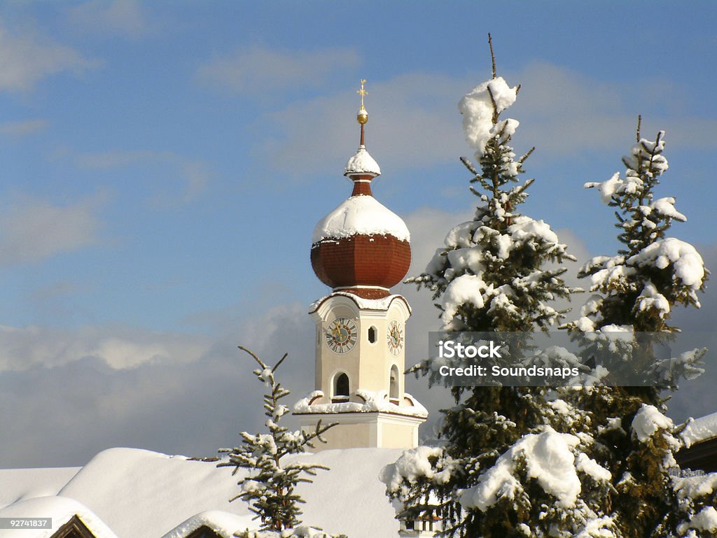 Winter-Kirche und Bäume - Lizenzfrei Baum Stock-Foto
