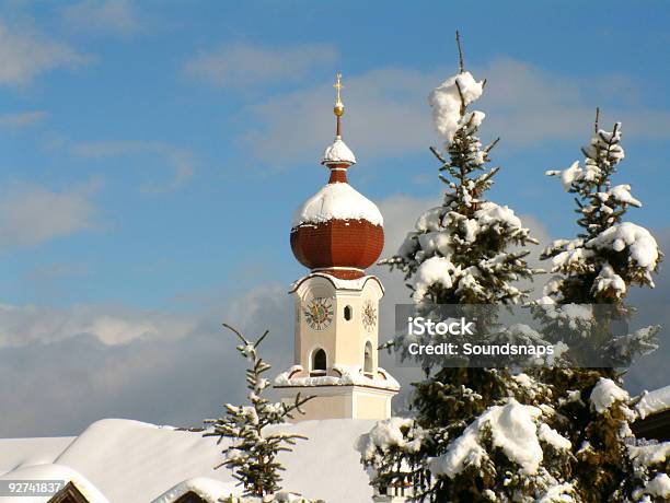 Зимние Церковь И Деревьями — стоковые фотографии и другие картинки Австрия - Австрия, Без людей, Белый