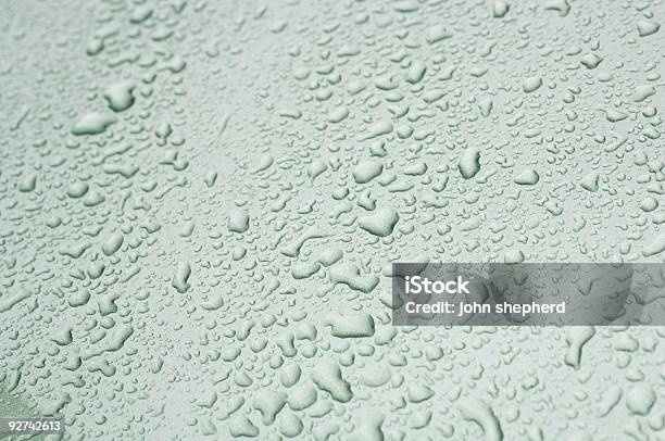 Primer Plano De Las Gotas De Agua En Verde Carrocería Foto de stock y más banco de imágenes de Abstracto