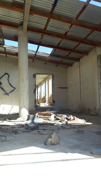 istock old house to be repaired: ruin 927436370