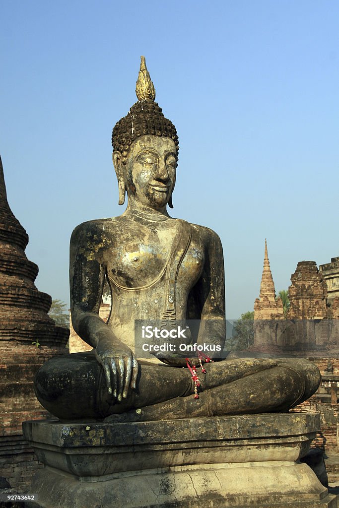 Buddha e il tempio buddista di Sukhothai all'alba - Foto stock royalty-free di Ambientazione tranquilla