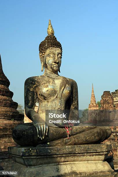 Buddha E Il Tempio Buddista Di Sukhothai Allalba - Fotografie stock e altre immagini di Ambientazione tranquilla - Ambientazione tranquilla, Asia, Aurora