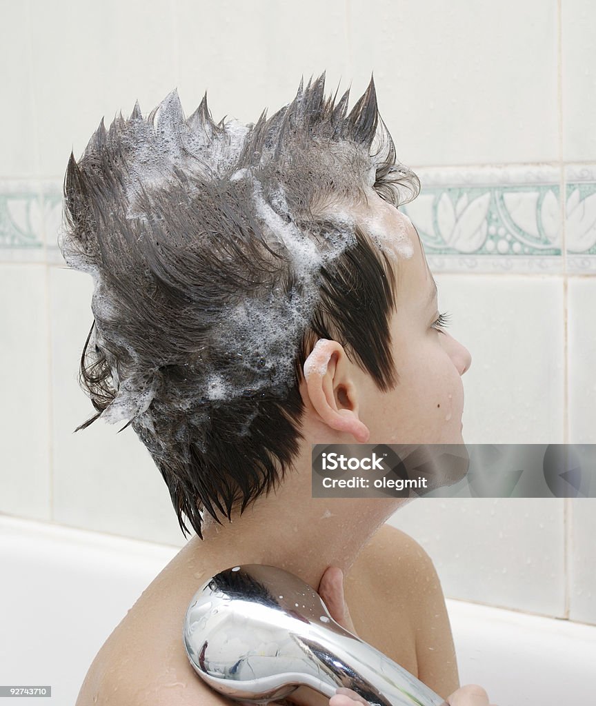 Menino com cabelo comprido de sabonete em uma banheira - Foto de stock de Alegria royalty-free