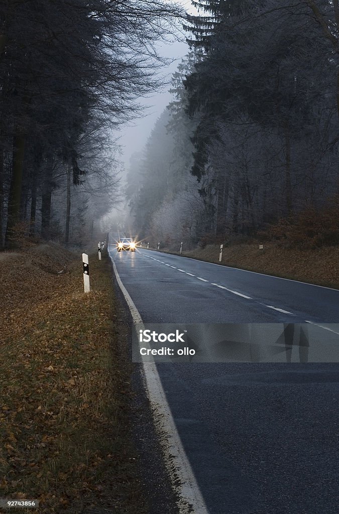 Faros de un coche con convertirse en un lonesome forest road - Foto de stock de Aire libre libre de derechos