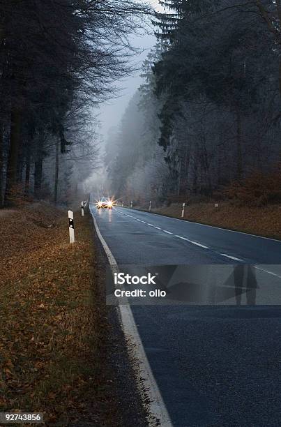 Faros De Un Coche Con Convertirse En Un Lonesome Forest Road Foto de stock y más banco de imágenes de Aire libre