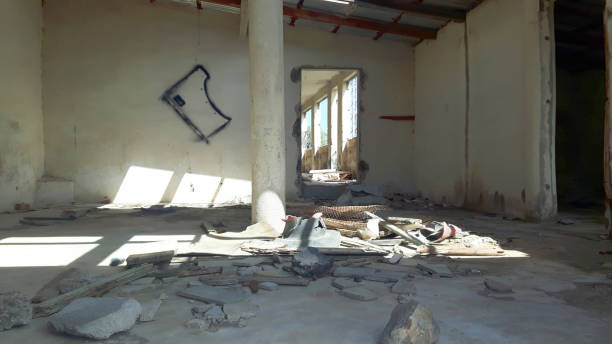 istock old house to be repaired: ruin 927439648