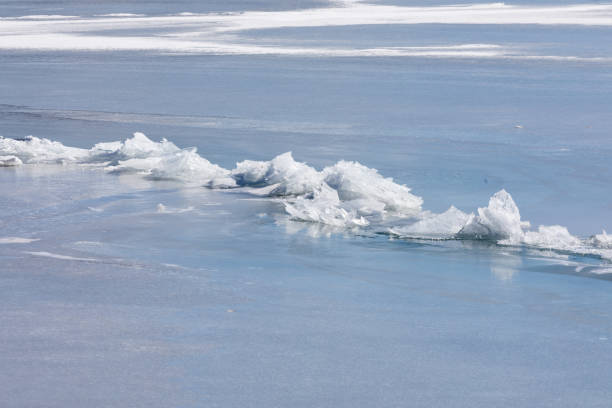 Cracks that form in the ice on Lake Suwa