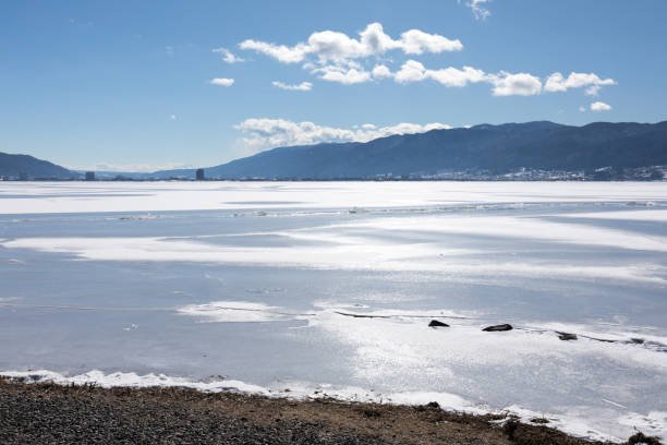 Cracks that form in the ice on Lake Suwa