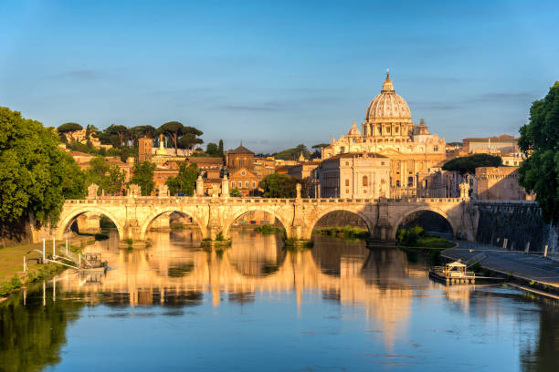 paisaje de amanecer ver de madrugada de la basílica de san pedro en el vaticano y el ponte sant'angelo, puente de los ángeles, en el castel sant'angelo y el río tíber en roma, italia - st peters basilica fotografías e imágenes de stock