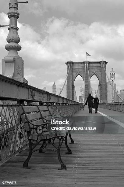 Brooklyn Bridgewalking Für Paare Stockfoto und mehr Bilder von Amerikanische Flagge - Amerikanische Flagge, Außenaufnahme von Gebäuden, Baugewerbe