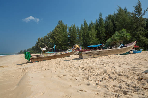 лодки на пляже хат на тай (натай) - thailand beach nautical vessel phuket province стоковые фото и изображения