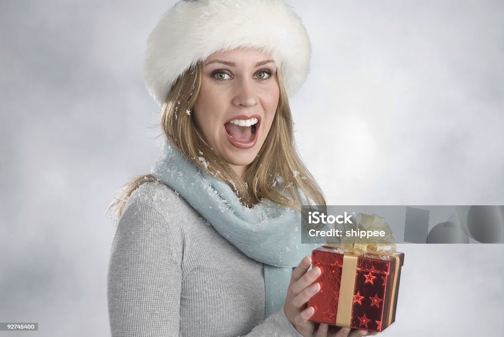 Belle blonde avec le cadeau de Noël - Photo de Adulte libre de droits