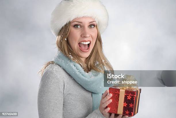 아름다운 너무해 크리스마스 선물 겨울에 대한 스톡 사진 및 기타 이미지 - 겨울, 귀여운, 금발 머리