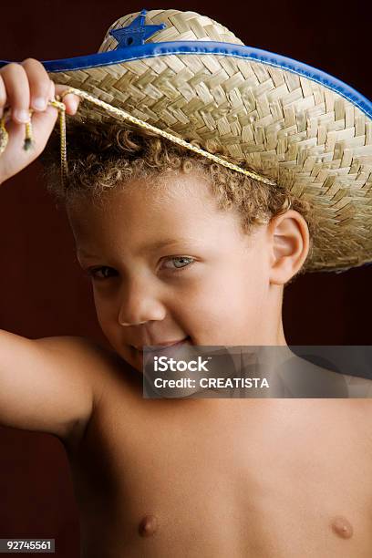Mały Chłopiec W Kapelusz Szeryf - zdjęcia stockowe i więcej obrazów Afrykanin - Afrykanin, Bez koszulki, Chłopcy