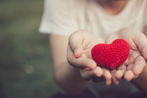 compartir amor y corazón color rojo de la mujer de la mano en tono de color de la vendimia de san valentín - love hope valentines day horizontal fotografías e imágenes de stock