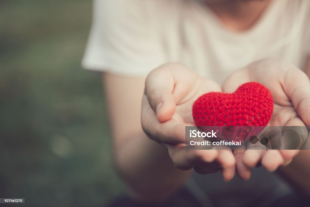 Partilha de amor e coração, cor vermelha em mulheres mão em tom de cor vintage de dia dos namorados - Foto de stock de Caridade e assistência royalty-free