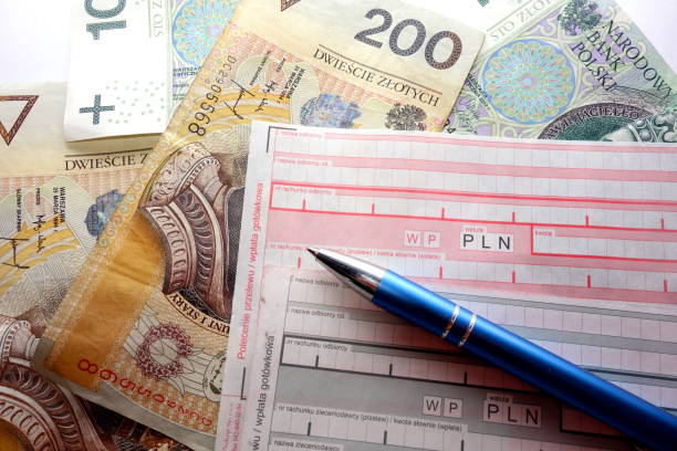 istock Polish cash payment form, banknotes and pen 927473750