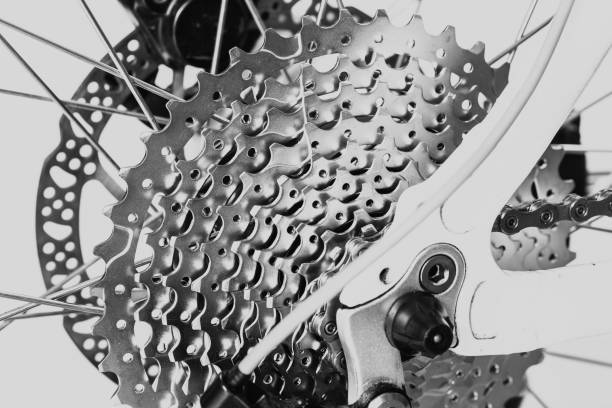 closeup rear bike cassette gear with chain and disk brake monotone - bicycle chain bicycle tire black and white imagens e fotografias de stock