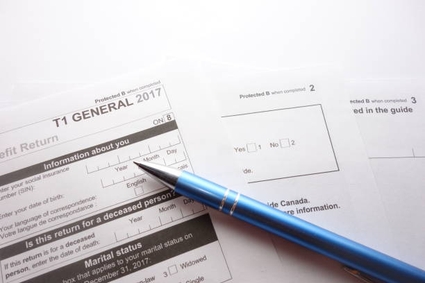 istock Filling in Canadian T1 general form for year 2017 927477114