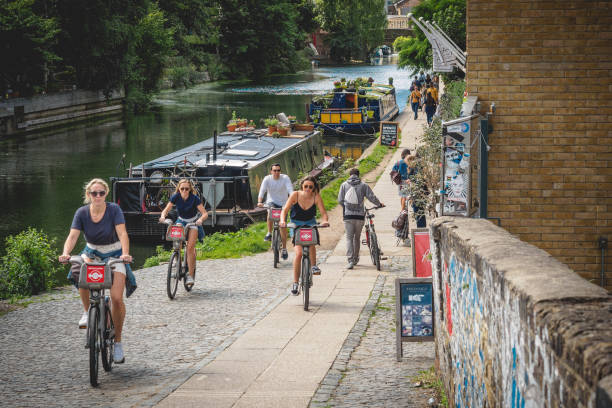 junge menschen radfahren entlang des regent es canal in hackney. - hackney stock-fotos und bilder