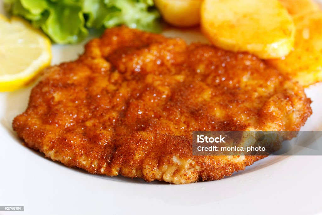 Cutlet- Escalope de veau avec salade - Photo de Aliment cuit à l'eau libre de droits