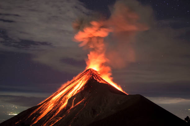 volcano eruption captured at night, from the volcano fuego near antigua, guatemala - volcano imagens e fotografias de stock