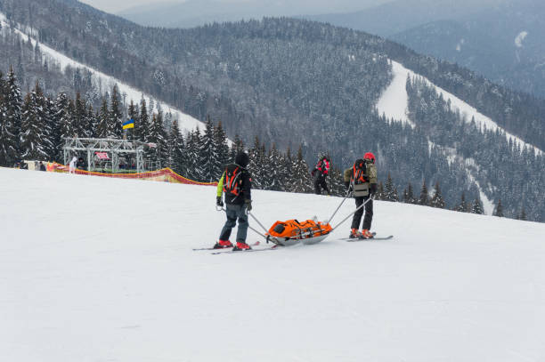 la squadra di pattuglia degli sci salva lo sciatore ferito con le speciali slitte di emergenza nella regione dei carpazi, ucraina - travel healthcare and medicine emergency services urgency foto e immagini stock