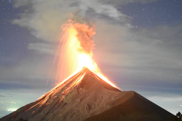 夜、グアテマラのアンティグアに近い火山フエゴから捕獲した火山噴火 - disaster natural disaster earthquake fire ストックフォトと画像