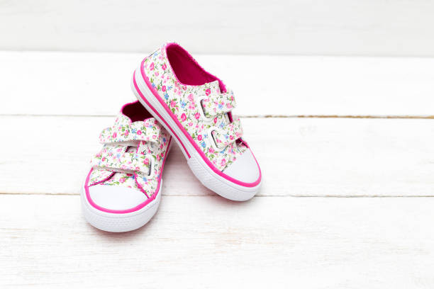 小さな女の子のためのピンクのスニーカー。ファッション ・ スニーカー - saddle shoes ストックフォトと画像