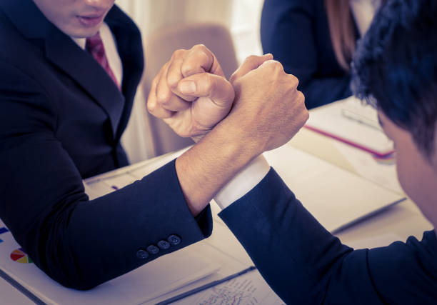 braço de ferro em reunião de negócios para negócios competitivos cocnept - arm wrestling - fotografias e filmes do acervo