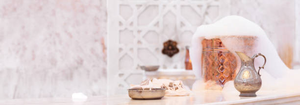 jar, toalha e cobre da cuia de água com espuma de sabão no banho turco. detalhes interiores tradicionais - massaging relaxation indoors traditional culture - fotografias e filmes do acervo