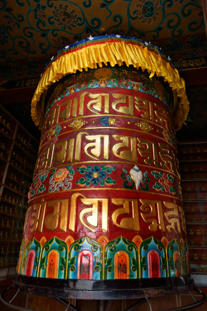 gros moulin à prières géant bouddhique du népal à katmandou - prayer wheel photos et images de collection