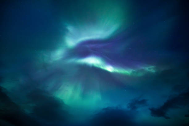 aurora boreal fundo - aurora borealis iceland astronomy tranquil scene - fotografias e filmes do acervo