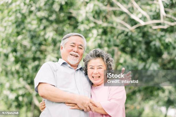 Asiatische Senior Brautpaar Eine Gute Zeit Stockfoto und mehr Bilder von Asien - Asien, Alter Erwachsener, Seniorenpaar