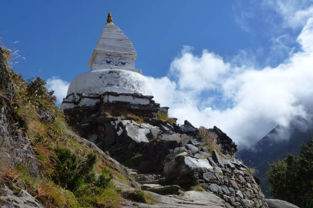 青空と雲、pangboche、エベレスト ベース キャンプ トレッキング、ネパールのストゥーパ (神社) - namche bazaar ストックフォトと画像