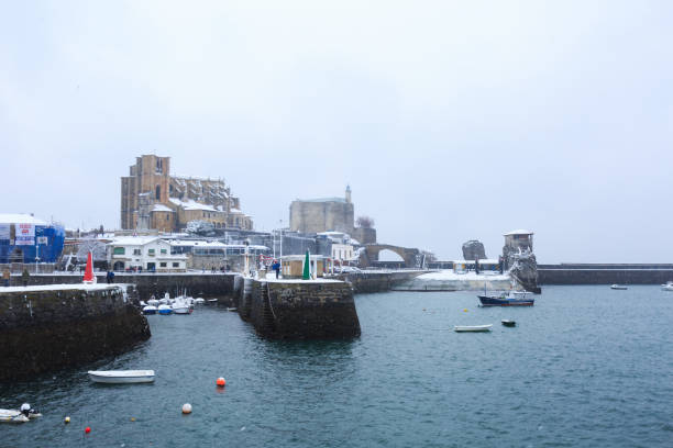 View of the Church of Santa Maria, Roman bridge and lighthouse in Castro Urdiales snowed View of the Church of Santa Maria, Roman bridge and lighthouse in Castro Urdiales snowed, historical image taken on February 28, 2018, a snow unpublished for more than 60 years santa maria california photos stock pictures, royalty-free photos & images
