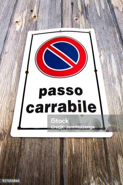Italia Cartello Passo Carrabile - Fotografie stock e altre immagini di  Bianco - Bianco, Blu, Close-up - iStock
