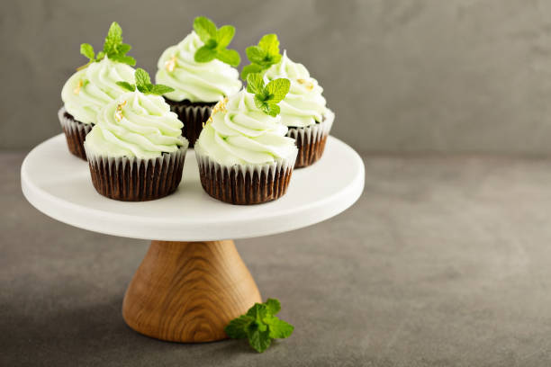 istock Chocolate mint cupcakes with green frosting 927556906