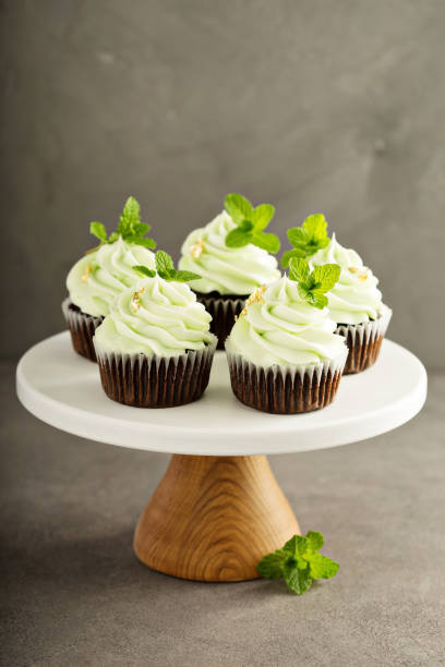 istock Chocolate mint cupcakes with green frosting 927561288