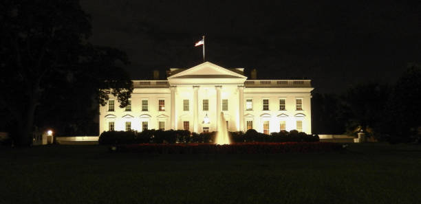 istock Night view of the White House 927575970