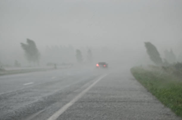 tempestade na rodovia - chuva torrencial - fotografias e filmes do acervo