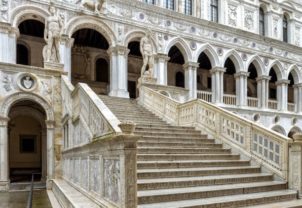 gigante 's escalera del palacio de doge en venecia, italia - doges palace palazzo ducale staircase steps fotografías e imágenes de stock