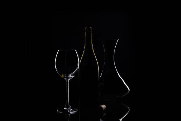 contornos de vidro, garrafa e jarra de vinho tinto - wine decanter elegance pouring - fotografias e filmes do acervo