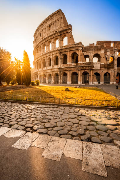 colosseo all'alba, roma, italia - ancient rome coliseum rome italy foto e immagini stock