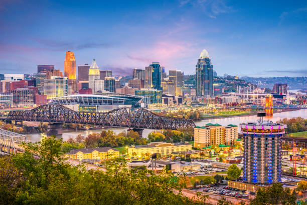 istock Cincinnati, Ohio, USA Skyline 927599916